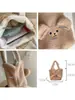 Bolsa de felpa con orejas de oso tridimensionales linda de otoño e invierno, suave y adorable, adecuada para niñas y estudiantes, versátil para el uso diario y las compras