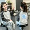 Camiseta de manga larga con bloques de color elegante para niña, nueva para otoño/invierno, bonita camiseta interior con estampado para niñas pequeñas