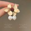 Pendientes de perlas de pétalos de metal retro francés de alta gama, diseño de nicho, suaves y elegantes, pendientes de viento frío.