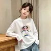 Camiseta de manga larga de algodón puro con estampado de dibujos animados para niñas, primavera y otoño, nuevo estilo 2026, top interior a la moda para niños con cuello redondo