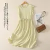Vestido de Verano Nuevo 2026 Estilo Japonés Relajado de Longitud Media con Bordes Fruncidos, Cuello Redondo y Tela de Algodón y Lino a Cuadros