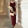 Roupas Femininas Estilo Coreano 2026 Novo Vestido Camisola Vermelho Retro Francês Slim-Fit com Decote V para Mulheres, Vestido Longo Elegante de Verão Acima do Joelho