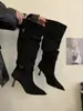 2026 Nuevas Botas Altas de Gamuza Estilo Coreano Retro Versátiles con Punta para Mujer Botas Arrugadas Apiladas Hebilla de Cuero Tacón Alto Botas Largas