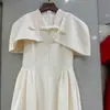Vestido Colete com Novo Design de Capa Estilo Europeu e Americano Nanyou com Gola Ajustável na Cintura, Vestido Formal de Comprimento Médio