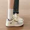 Zapatillas de nicho versátiles populares en forma de corazón para mujer, nuevas y modernas para el otoño de 2026, mocasines blancos de suela gruesa