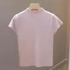Top de color liso ajustado de alta gama, nuevo modelo 2026, de punto de manga corta con cuello semi-alto, prenda exterior elegante y sencilla de manga corta