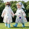 Capa de Chuva Infantil com Compartimento para Mochila, Longa, Impermeável para o Corpo Inteiro, Contra Chuva Forte, para Alunos do Ensino Fundamental Indo para a Escola, Poncho de Chuva Unissex para Crianças