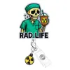Colgantes pequeños divertidos con temática médica, insignias de tirador de dibujos animados, clips retráctiles para credencial de calavera de alien, portacredenciales de enfermera y clips para etiquetas de nombre