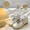 Sapatos Mary Jane modelo novo Verão 2026 com aumento interno de altura, combinados com saia, estilo delicado, tira única com laço, sapatos femininos