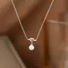 Acessório de Colar Fragmentado de Pérola em Aço Titânio Estilo Chanel, Joia de Luxo Leve Dongguan para Mulheres, Corrente para Clavícula com Design de Nicho de Alta Qualidade