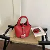 Bolso tipo cubo de moda con estampado de lichi para mujer, nuevo modelo 2026, versátil bolso de hombro y cruzado con colgante en forma de corazón