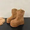 Botas femininas de moda para mulheres petite com solas de plataforma grossas, novo estilo outono 2026, botas de cano médio versáteis e estilosas, botas Martin