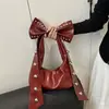 Bolsa Feminina de Nicho Transfronteiriça Estilo de Rua Japonês Fofa Viagem Bolsa de Axila Moda Decoração de Rebites Bolsa de Ombro de Grande Capacidade