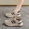Novos Sapatos Femininos de Verão 2026: Tênis de Malha Respirável, Estilo Coreano Moderno, Versátil com Solado Grosso e Macio, Tênis Casuais Estilo 'Dad Shoes'