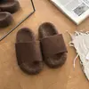 Pantufas fofas de outono e inverno com um design único, apresentando uma única tira, um material quente e macio, e uma paleta de cores moderna, perfeitas para usar em casa