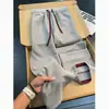 Pantalones texturizados de bloques de color patchwork gris claro para hombre, pantalones rectos de cuadros múltiples para otoño, pantalones casuales deportivos de alta gama