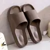 Venta al por mayor de fábrica Qidashun, Pantuflas de Eva para el hogar, Pantuflas resistentes al desgaste para interior y baño, Pantuflas de suela gruesa para parejas (hombres y mujeres), Pantuflas de verano