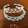 Pulseira oca aberta em trama cruzada com contas, fresca e estilosa, elegante e luxuosa, joia de nicho e sofisticada