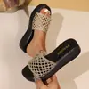 Chinelos Leves Femininos para Uso Externo no Verão, Estilo Europeu e Americano Casual com Solado Plano, Sandálias Rasteirinhas Femininas Macias com Tira Única e Design Vazado em Cor Sólida