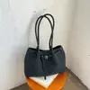 Bolsa Tote de Camurça Retrô Feminina 2026 Nova Moda Nicho Bolsa de Ombro para o Trabalho Versátil Grande Capacidade