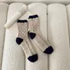 Calcetines de coralina para mujer transfronterizos, venta al por mayor de fabricantes, calcetines clásicos de contraste de piña, medio terciopelo acolchado, cálidos para el hogar, calcetines para el suelo