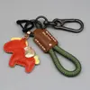 Chaveiro de Couro Artesanal de Pônei com Cordão Anti-Perda, Chaveiro de Corda Trançada para Carro, Fique Rico Logo