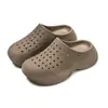 2026 Novos Sapatos com Furos Masculinos Verão Antiderrapante Uso Externo Textura 3D EVA Sola Grossa Sensação de Calçar Sandálias de Praia Fechadas