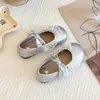 Zapatos nuevos de primavera 2026 para bebé niña, con decoración de lazo de encaje, elegantes zapatos de princesa con suelas suaves, zapatos pequeños de piel