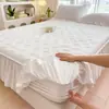 Conjunto de saia de cama novo modelo 2026, conjunto de três peças de lençol de cama acolchoado com acabamento em renda, saia de cama estilo princesa, cobre-leito, lençol de cama