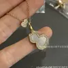 Collar Qilin Gourd Edición Exquisita V Dorada Wulu Tamaño Mediano Nácar Blanco Ágata Roja Chapado en Oro Rosa 18K Precisión CNC