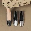 Sapatos Prata Slip-On com Cano Baixo, Estilo Retrô, Couro Macio Plano, Modelo Novo de Verão 2026 Feminino, Simples e Elegante, Adequado para Combinar com Saias