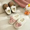Pantuflas de algodón para niños con suela gruesa y diseño lindo de gato, estilo a juego para padres e hijos, adecuadas para usar en exteriores, nueva colección de invierno, cálidas y acogedoras para uso en casa, disponibles para venta al por mayor