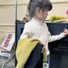 Suéter Infantil Feminino para Primavera e Outono, Blusa de Tricô Estilosa Tendência Coreana com Bordas Franzidas e Gola Meio Alta