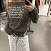 En Stock Estilo Coreano Primavera 2026 Nuevo Vintage Ajustado Nicho Estampado de Letras Hombros Descubiertos Manga Larga Camiseta Top para Mujer