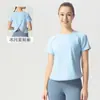 Conjunto fitness de duas peças feminino de secagem rápida e respirável para o verão, com design cruzado nas costas, mangas curtas, cintura alta e efeito de levantamento do quadril, adequado para corrida e yoga