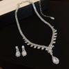 Colar com Pingente de Gota de Água Super Brilhante de Diamante Completo Moda High-end Luxo Leve Corrente para Clavícula Elegante Estilo Frio Colar Personalizado para Mulheres