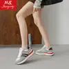 28175 Zapatos Deportivos 2026 Primavera y Otoño Estilo Coreano Versátiles Zapatos Casuales para Pareja Malla Transpirable Estudiante Planos Zapatos para Correr