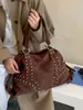 Bolso grande de mujer transfronterizo 2026 otoño e invierno nuevo bolso de hombro casual con tachuelas para viajes y desplazamientos bolso tote