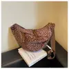 Bolso súper popular de nicho con estampado de leopardo para mujer, nuevo bolso cruzado de moda versátil 2026, exquisito mini bolso de cuerno, bolso tipo empanada