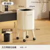 Bote de basura de color crema de patas altas para sala de estar del hogar, con ruedas, no necesita agacharse, móvil, gran capacidad, con tapa, venta al por mayor