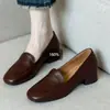 Mocassins de salto baixo, bico quadrado e abertura rasa, oferecendo uma estética retrô, adequados para o trajeto e para uso casual, e proporcionando uma sensação confortável para os pés.. Único sapatos femininos