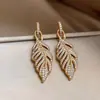 Aretes de Hoja Pluma con Tallado Dorado Texturizado Circonita Deslumbrante Austriaca Estilo Vintage Aretes de Lujo Ligero Aretes de Alta Gama