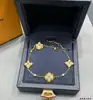 V Dourado 3.0 Banhado a 18K, Luxo Leve e Sensação de Alto Padrão, Pulseira de Trevo de Quatro Folhas com Concha Branca para Mulheres, Madrepérola Natural, Elegante e Fashion