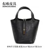 Bolso Cruzado de Cuero de Avestruz con Tachuelas Completas, Estilo Nuevo, Cesta de Verduras, Bolso de Mano para Mujer, Cuero Genuino, Gran Capacidad, Moderno, Versátil, Bolso Clásico de Mano y Cruzado
