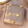 Colar Cruzado Popular de Trevo de Quatro Folhas da Sorte em Aço Titânio para Meninas, Luxo Leve e Versátil Novo Conjunto de Corrente de Clavícula de Cinco Flores Dupla Face