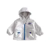 Chaqueta de marca para niño 2026 nuevo estilo otoño, abrigo con capucha de bloques de color para bebé niño, top infantil zqw6430