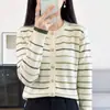Cardigã de malha listrado com gola redonda em algodão puro para mulheres, com detalhes de botões dourados, mangas compridas, corte solto e um estilo clássico inspirado em Chanel, perfeito para primavera e outono.