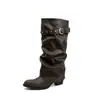 Botas de pierna de pantalón con remaches de punta aguda de piel de vaca para mujer, hebilla de cuero, plisadas, botas altas, tacón grueso retro, pantorrilla ancha, botas de montar