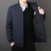 2026 Nuevo Estilo Nuevo Artículo Caliente Ropa para Papá de Mediana Edad y Adultos Mayores Chaqueta de Algodón Temporada de Otoño e Invierno Talla Grande Más Terciopelo Transfronterizo Negocio Administrativo