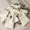 Bolsas de Microfibra de Cuero Sintético Cepillado con Cordón, Embalaje de Gamuza al por Mayor, Bolsas para Guardar Anillos de Joyería al por Mayor en Stock